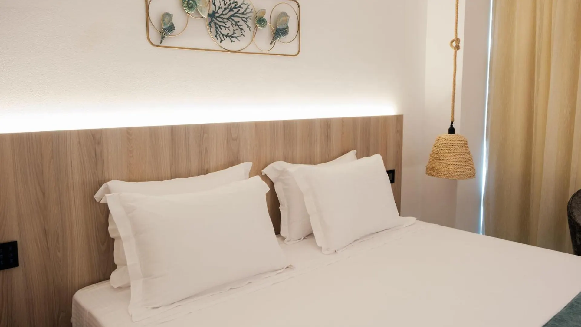Abacus Suites 圣纳帕 住宿加早餐酒店